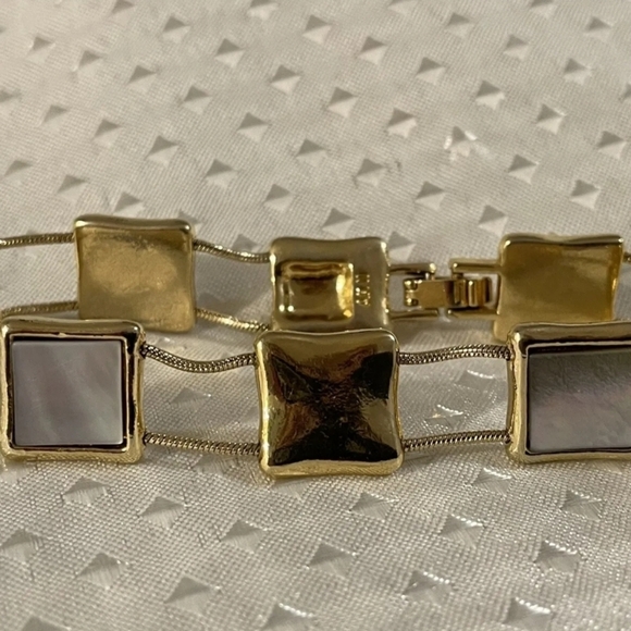 Vintage Anne Klein Gold Tone Mother of Pearl Panel Bracelet! - Picture 8 of 9